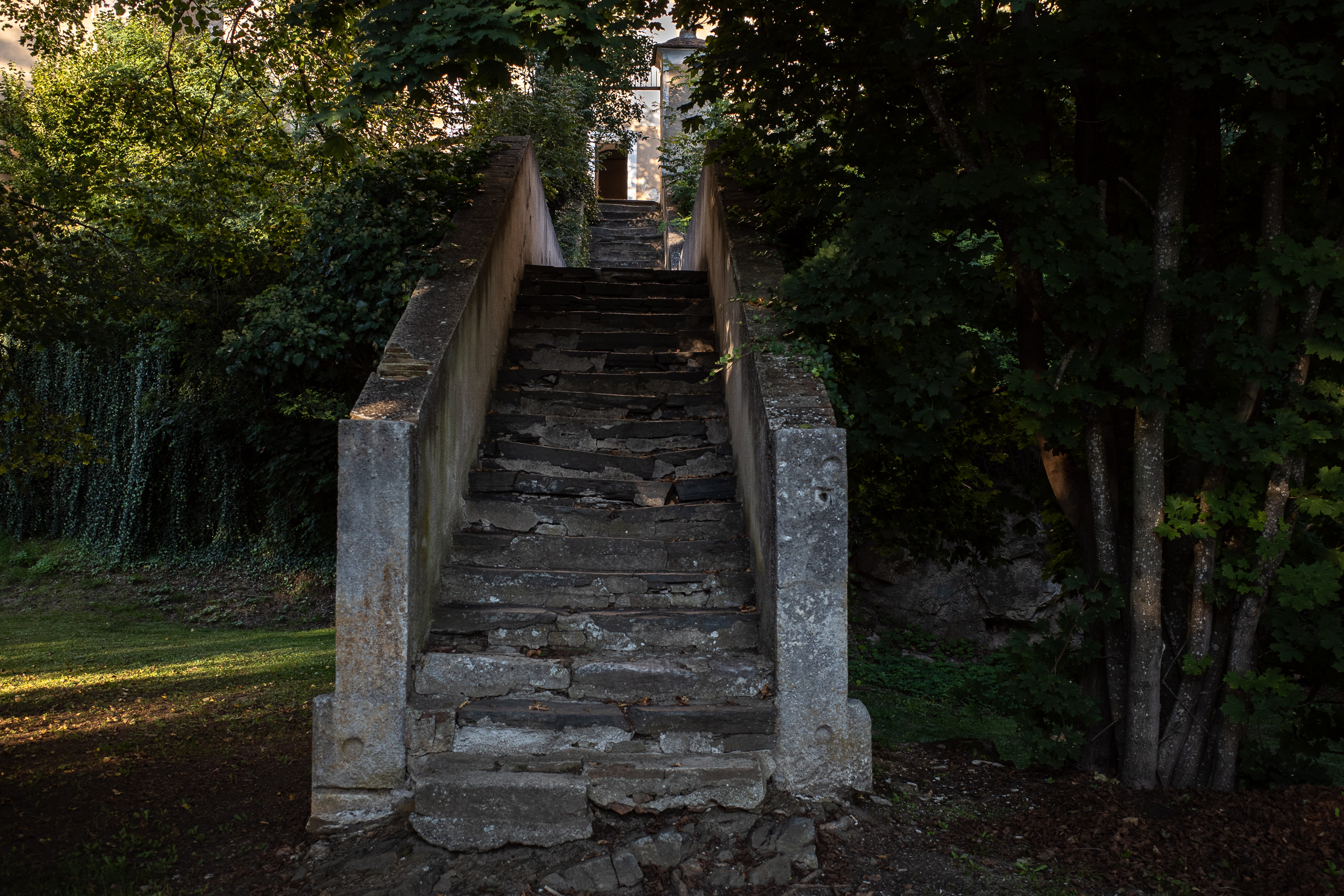 Ausgetretene Steintreppe hinauf in die Stadt